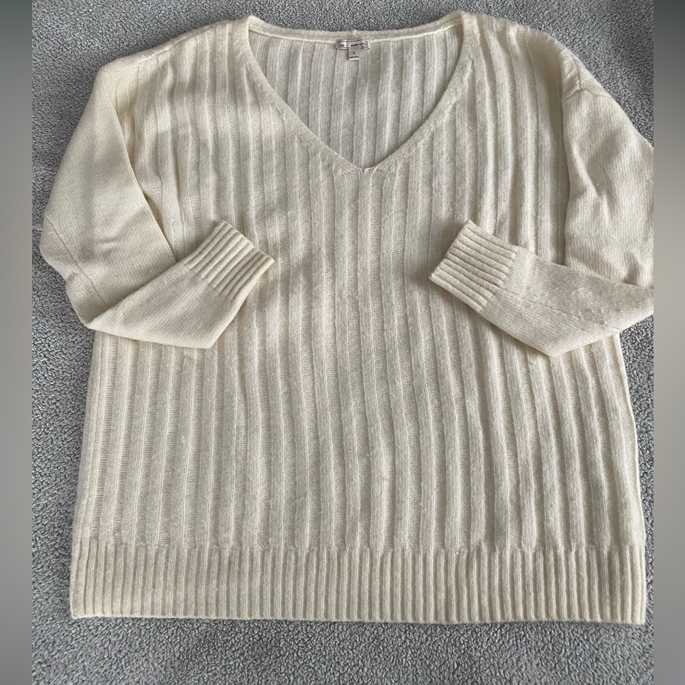 Gap v-neck sweater cream color size small